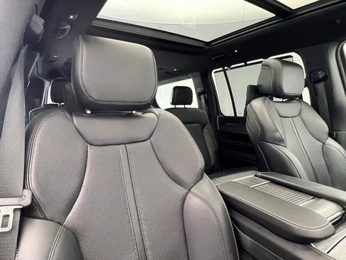Used 2023 Jeep Wagoneer Series III w/ Premium Group I AWD/4WD image 8