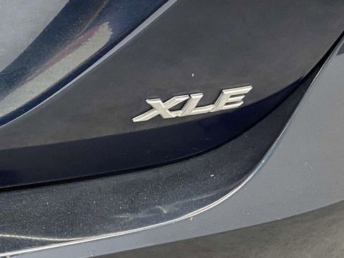 Used 2018 Toyota Camry XLE FWD image 11