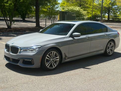 Used 2019 BMW 750i xDrive w/ Executive Package AWD/4WD image 3
