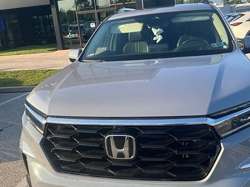 Used 2025 Honda Pilot Elite image 3