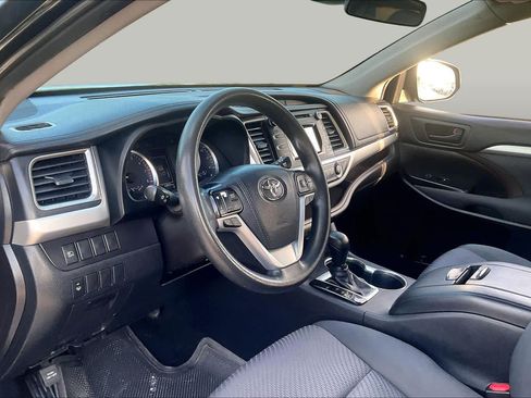 Used 2019 Toyota Highlander LE FWD image 17