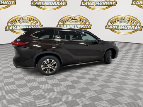 Used 2022 Toyota Highlander XLE FWD image 3