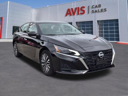 Used 2025 Nissan Altima 2.5 SV FWD image 3