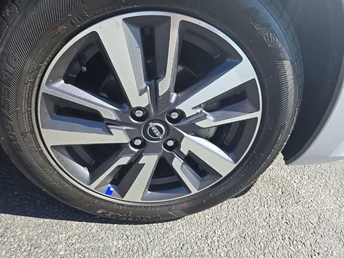 Used 2023 Nissan Versa SV image 33