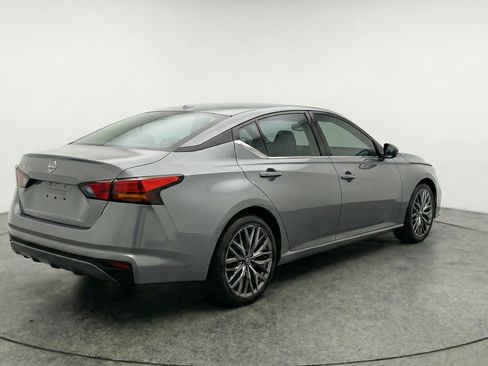Used 2025 Nissan Altima 2.5 SV FWD image 9