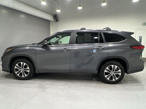 Used 2023 Toyota Highlander XLE image 5