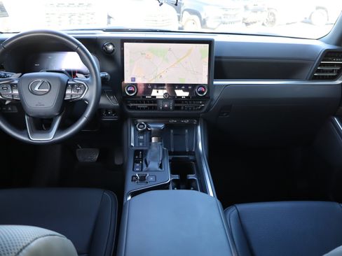Used 2025 Lexus GX 550 w/ Accessory Package (2T) AWD/4WD image 17