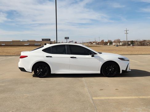 Used 2025 Toyota Camry SE w/ Convenience Package image 7