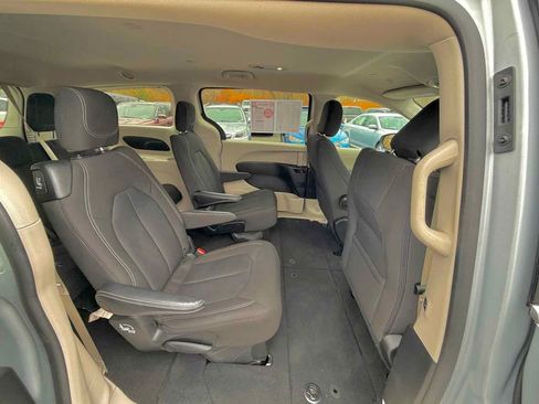 Used 2023 Chrysler Voyager LX image 17