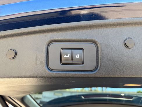Used 2025 Nissan Pathfinder SV FWD image 23