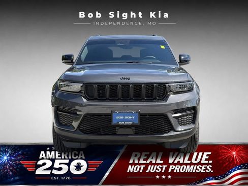 Used 2025 Jeep Grand Cherokee Altitude AWD/4WD image 21