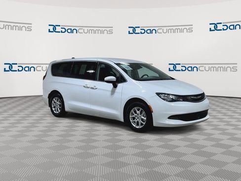 Used 2023 Chrysler Voyager LX image 2