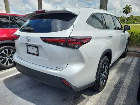 Used 2025 Toyota Highlander XLE FWD image 3
