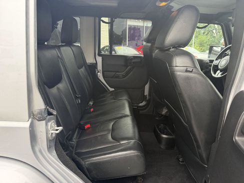 Used 2015 Jeep Wrangler Unlimited Sahara AWD/4WD image 13