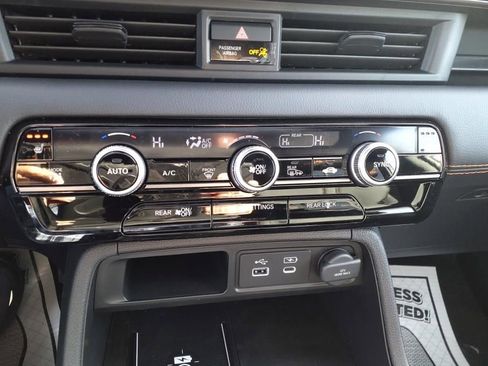 Used 2025 Honda Pilot TrailSport image 17