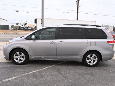 Used 2011 Toyota Sienna LE w/ Towing Pkg image 3
