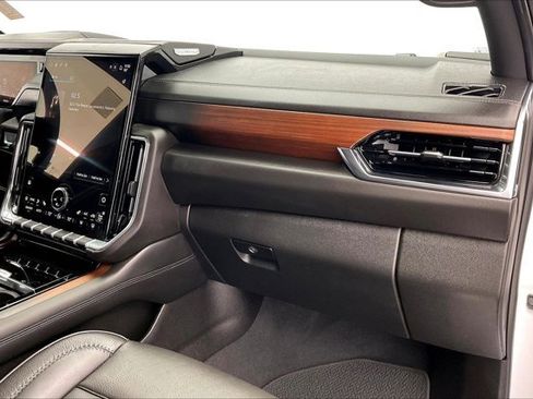 Used 2025 GMC Yukon XL Denali image 15