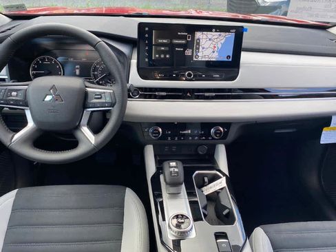 New 2025 Mitsubishi Outlander SE image 7