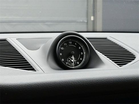 Used 2024 Porsche Macan image 12