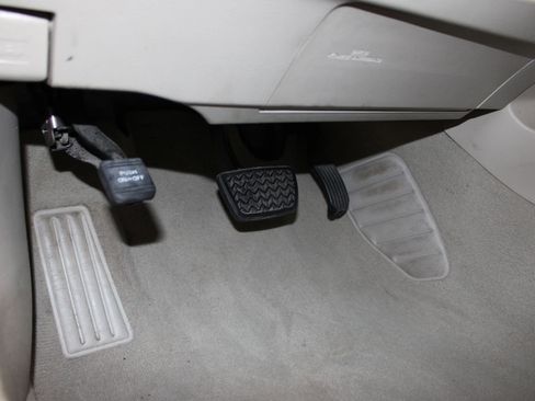Used 2010 Toyota Camry LE FWD image 10