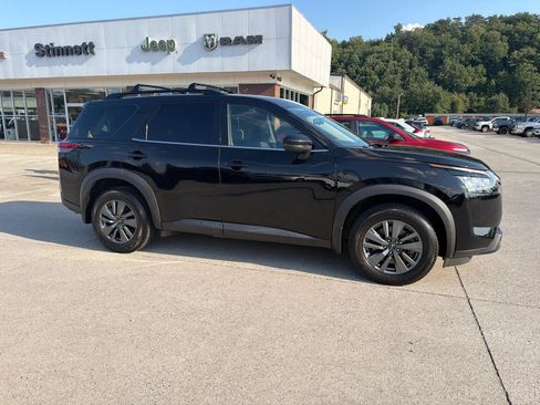 Used 2023 Nissan Pathfinder SV AWD/4WD image 2