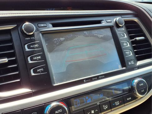 Used 2019 Toyota Highlander XLE FWD image 17