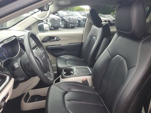 Used 2023 Chrysler Pacifica Touring-L FWD image 17