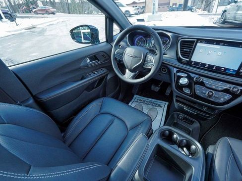 New 2026 Chrysler Pacifica Select image 41