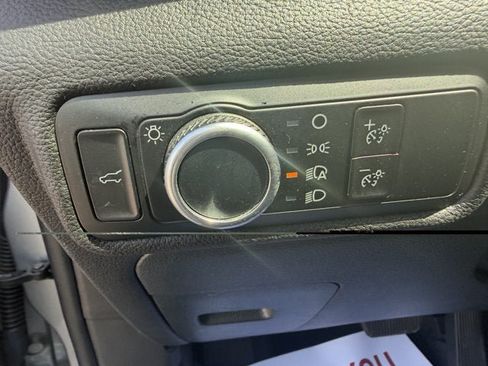 Used 2024 Ford Explorer XLT RWD image 18