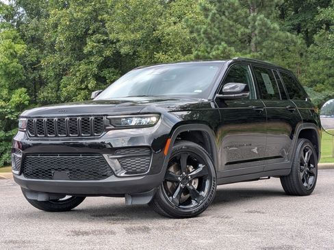 Used 2024 Jeep Grand Cherokee Altitude AWD/4WD image 4