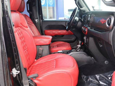 Used 2018 Jeep Wrangler Unlimited Sahara w/ Uconnect 4C Nav & Sound Group AWD/4WD image 13