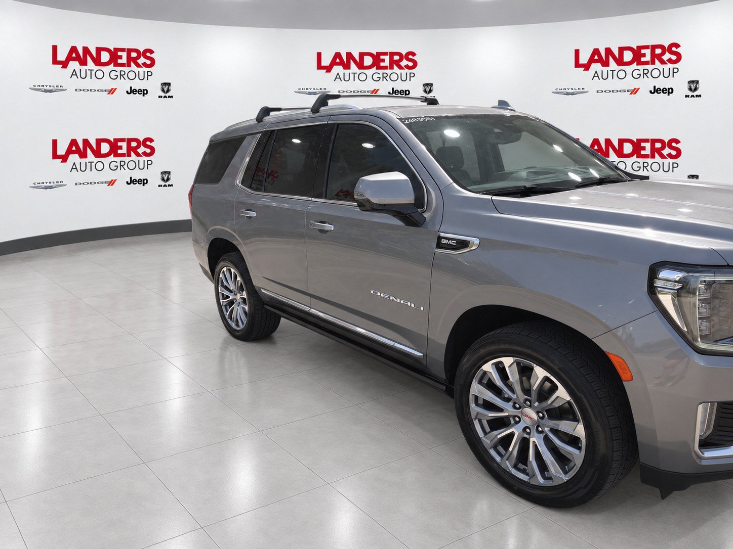Used 2021 GMC Yukon Denali w/ Denali Premium Package AWD/4WD image 3