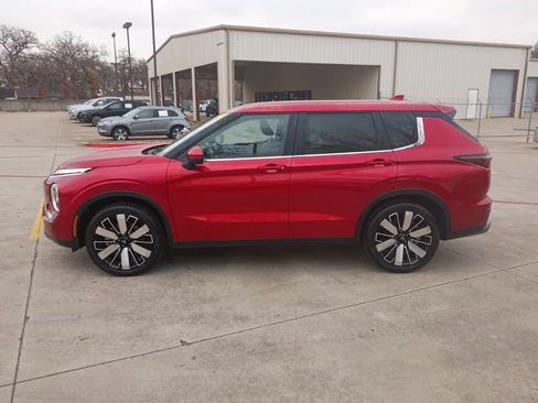 Used 2025 Mitsubishi Outlander SE image 4