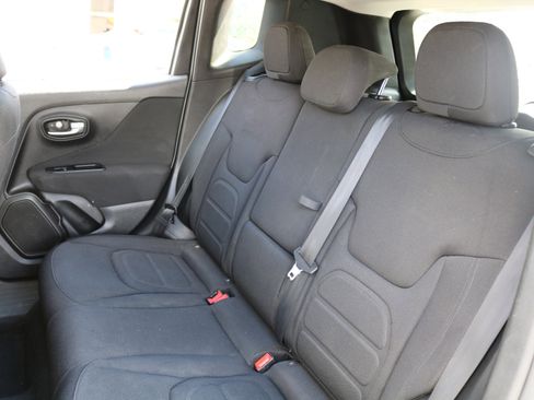 Used 2018 Jeep Renegade Latitude w/ UConnect 8.4 Nav Group image 31