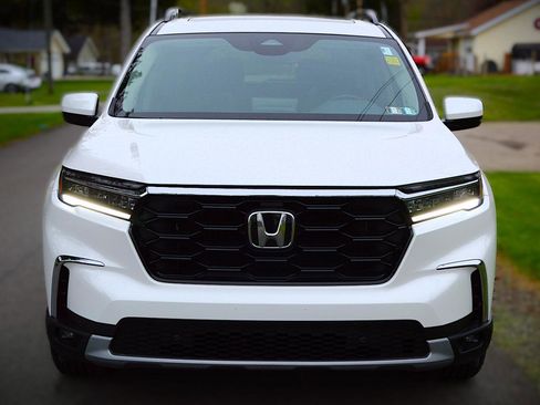 Used 2025 Honda Pilot Touring image 2
