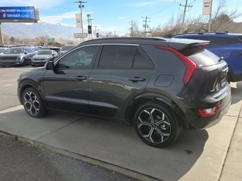 Used 2023 Kia Niro EX Touring image 3