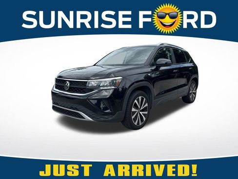 Used 2022 Volkswagen Taos SE FWD image 1