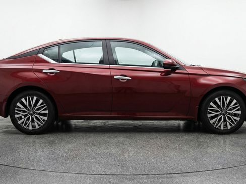 Used 2025 Nissan Altima 2.5 SV image 11