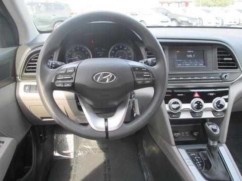 Used 2019 Hyundai Elantra SE FWD image 14