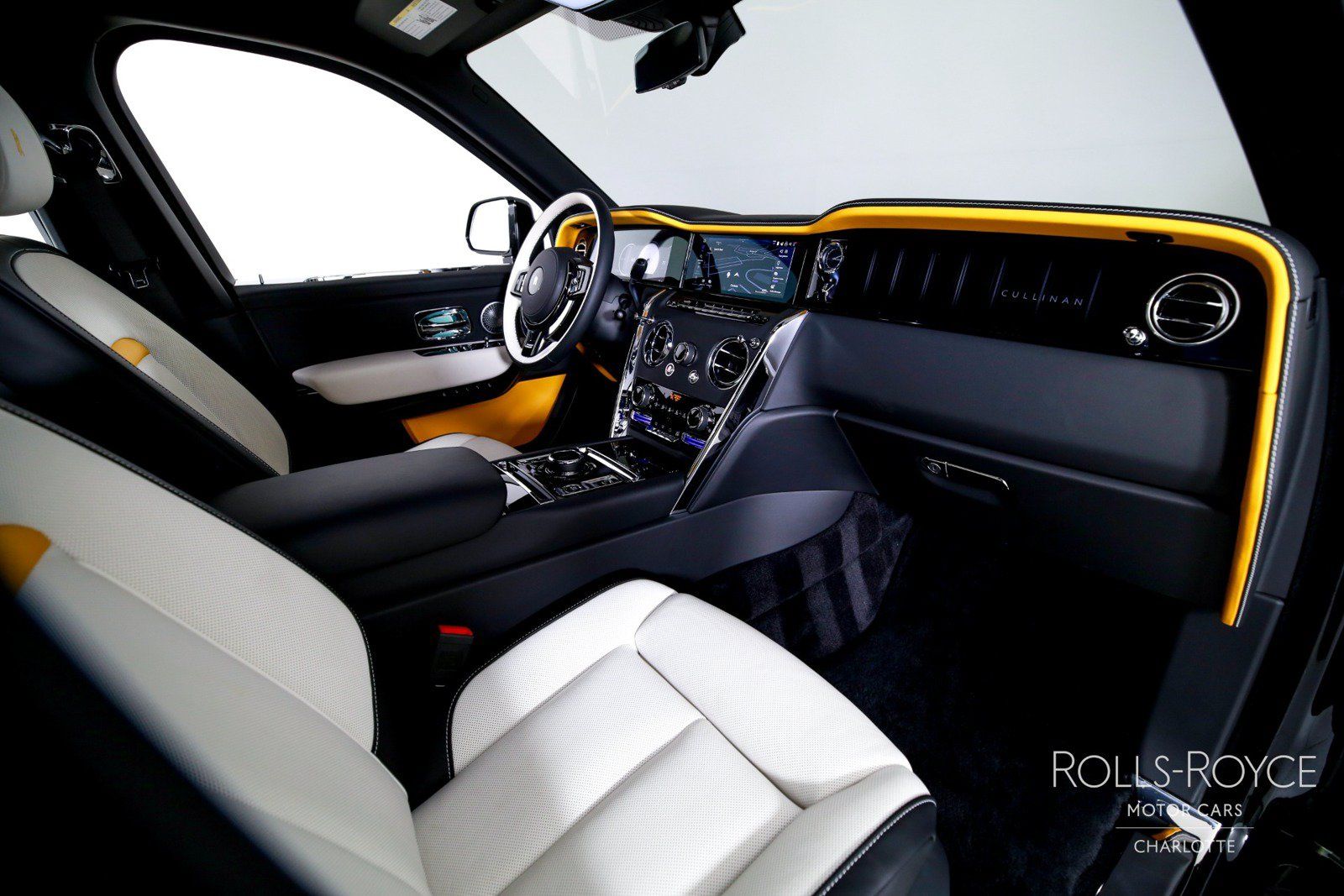Used 2025 Rolls-Royce Cullinan AWD/4WD image 36
