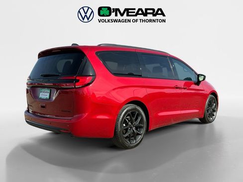 Used 2025 Chrysler Pacifica Limited image 5