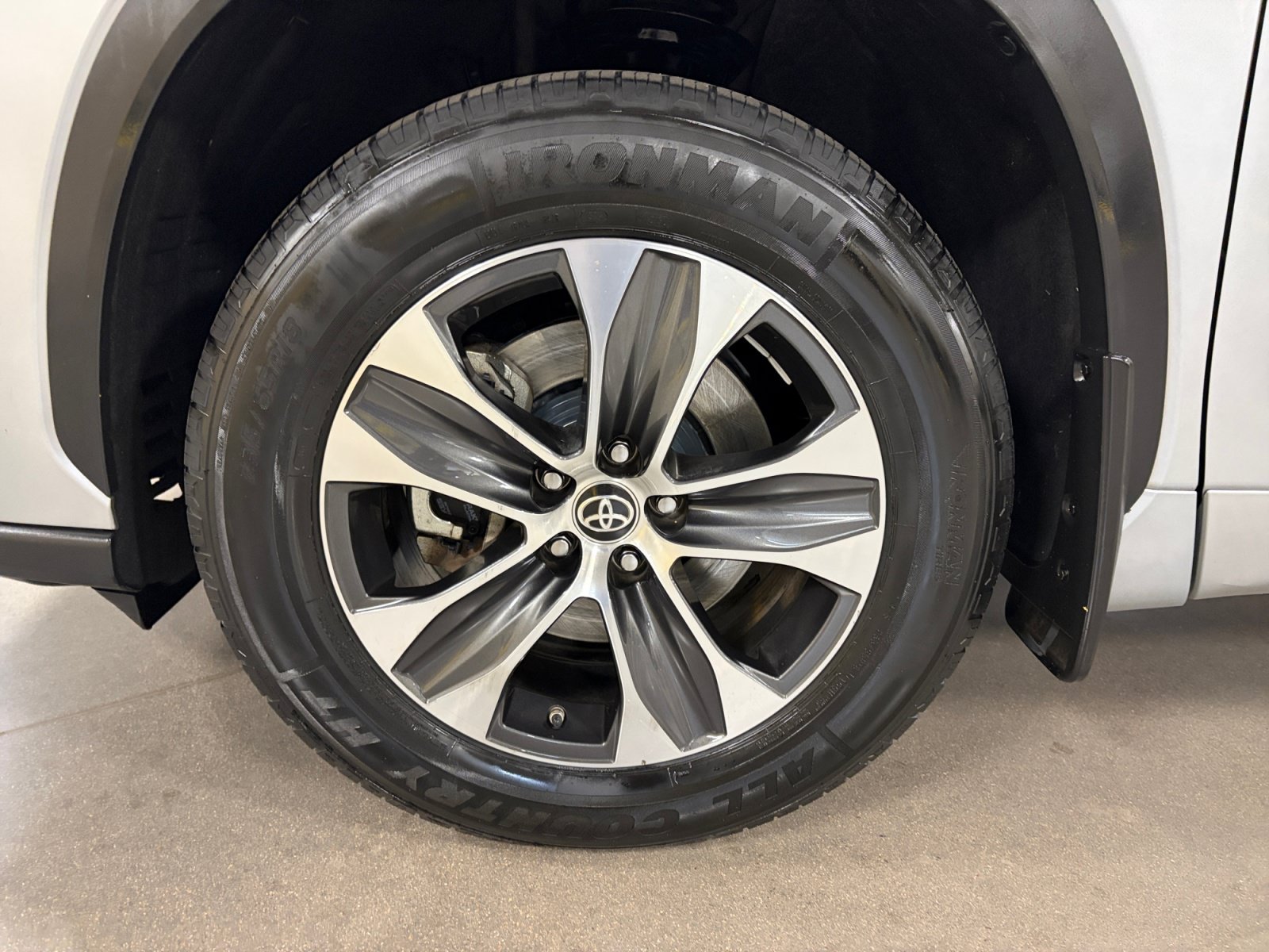 Used 2021 Toyota Highlander XLE AWD/4WD image 11
