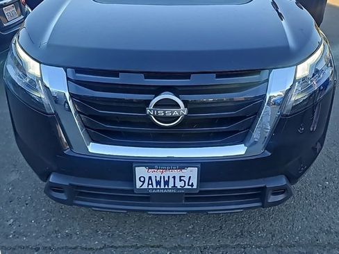 Used 2022 Nissan Pathfinder SV image 2