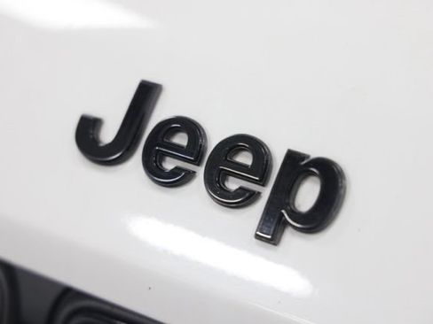 Used 2024 Jeep Grand Cherokee Altitude AWD/4WD image 4