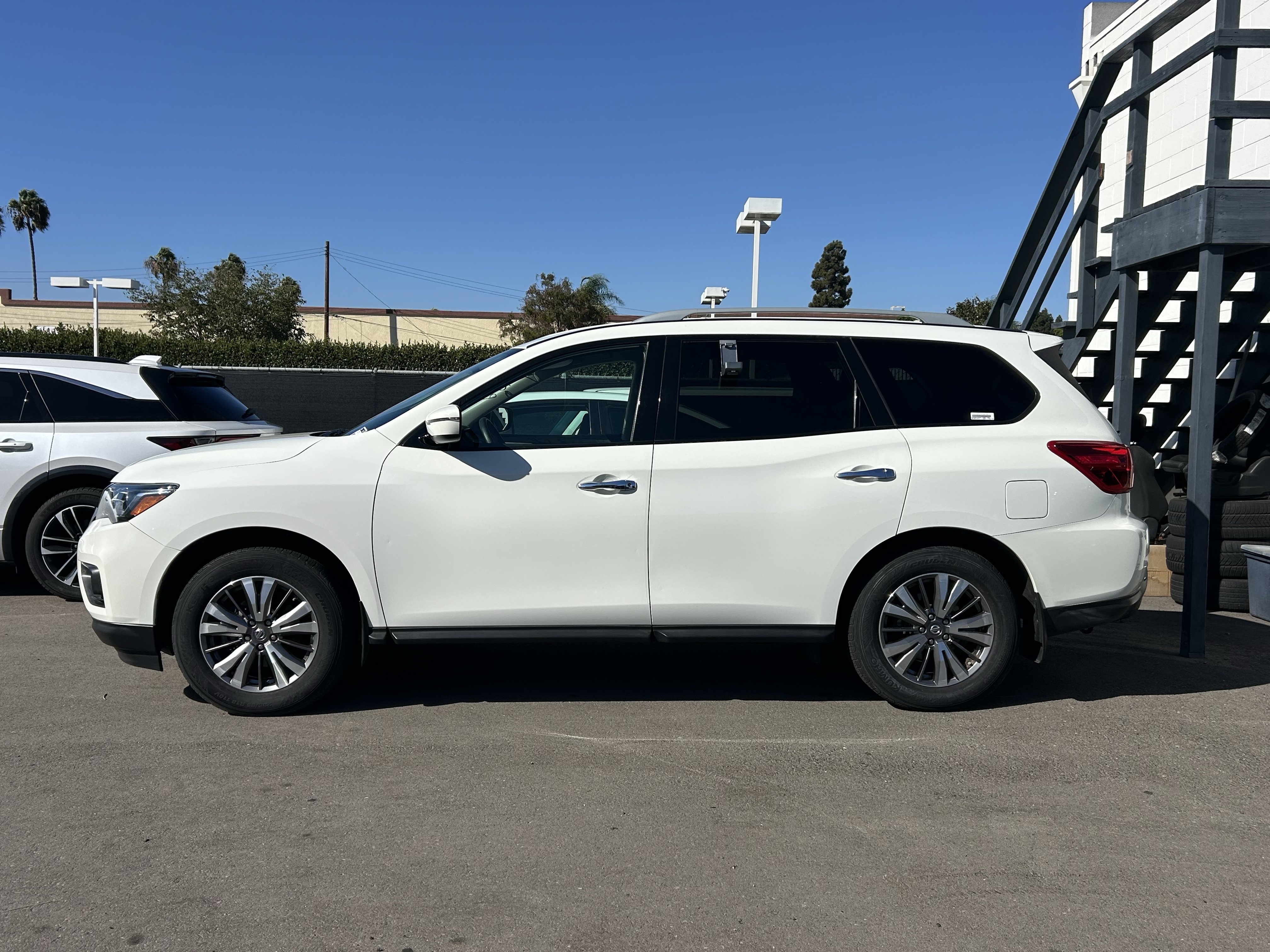 Used 2018 Nissan Pathfinder S FWD image 2
