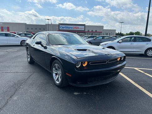 Used 2018 Dodge Challenger SXT RWD image 1