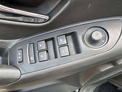 Used 2022 Chevrolet Trax LT w/ LT Convenience Package AWD/4WD image 17