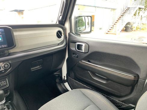 Used 2025 Jeep Wrangler Sahara image 34