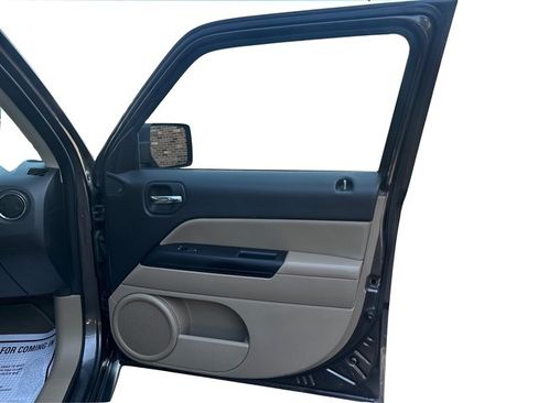 Used 2017 Jeep Patriot High Altitude FWD image 26