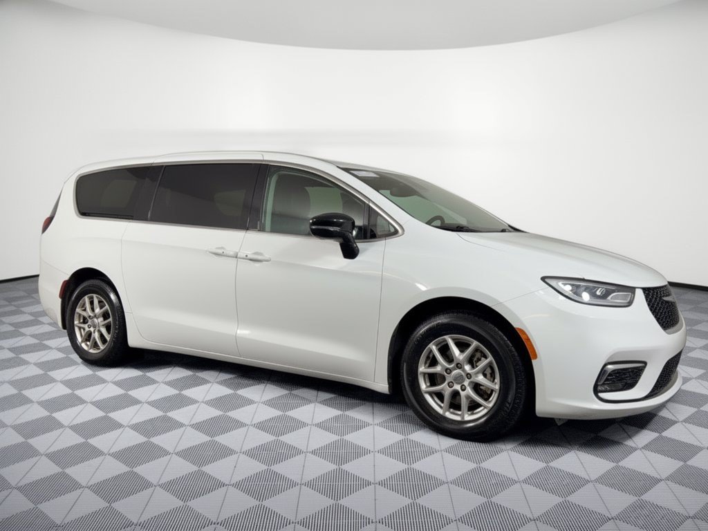 Used 2024 Chrysler Pacifica Touring-L FWD image 8